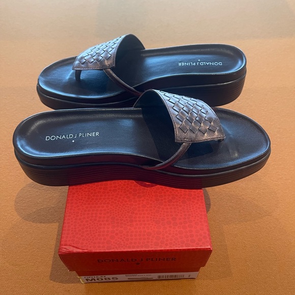 Donald Pliner sandals - Picture 2 of 4